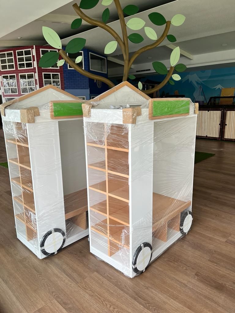Módulos de madera embalados en el taller, antes del montaje en la sala