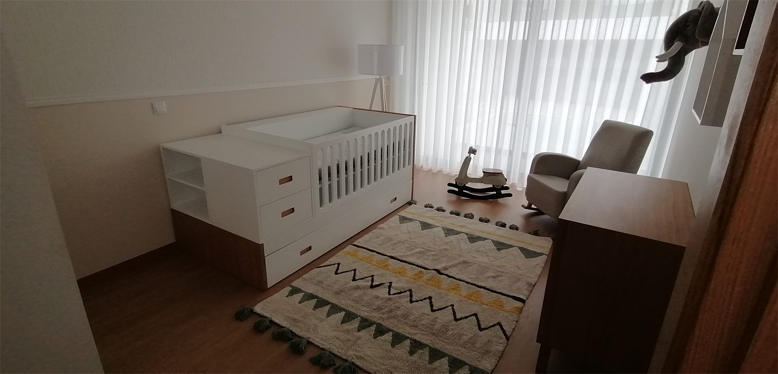 Cuna convertible con cambiador integrado y cajones