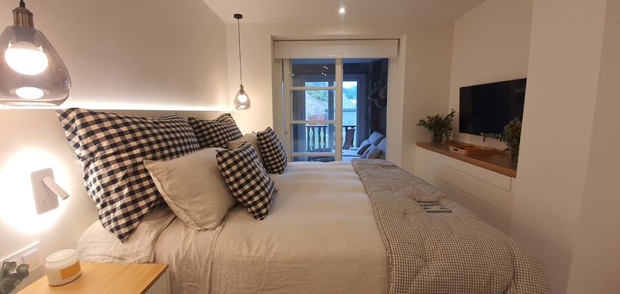 Dormitorio con balcón y vistas de montaña en la Cerdanya