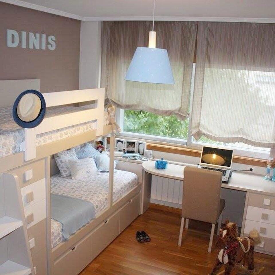 Litera blanca con base de cajones y escritorio corrido bajo la ventana