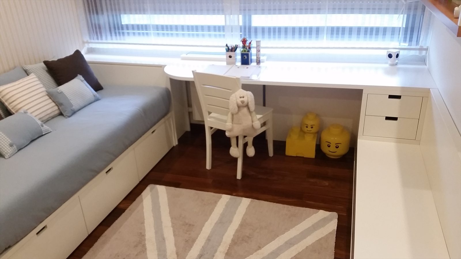 Detalle de los cajones bajo la encimera del escritorio