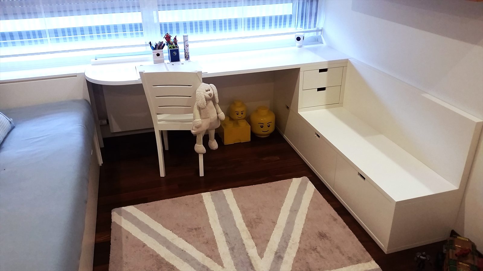 Base de la cama con cajones y remate de la encimera