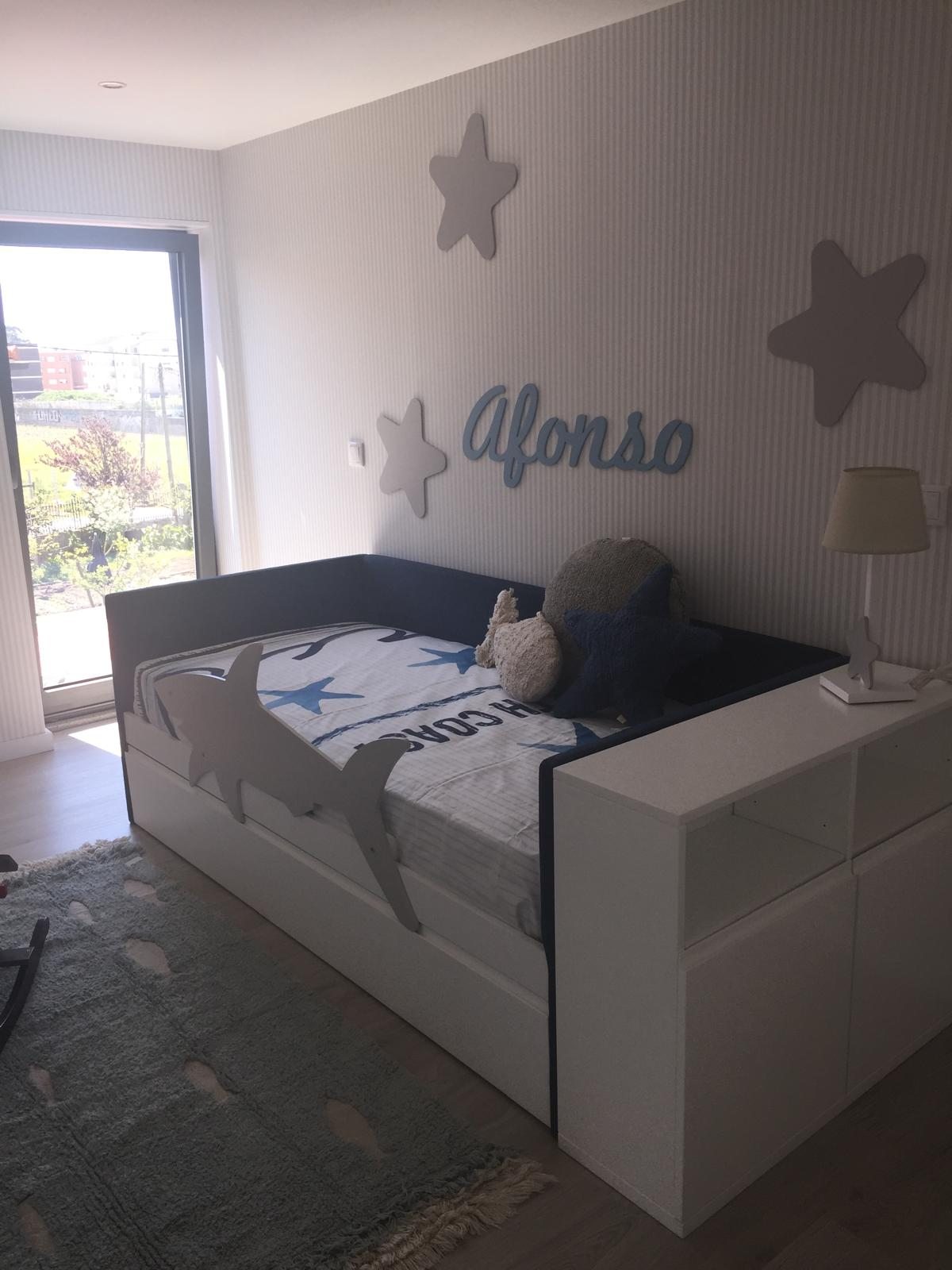 Cama con barrera y cojín con forma de tiburón