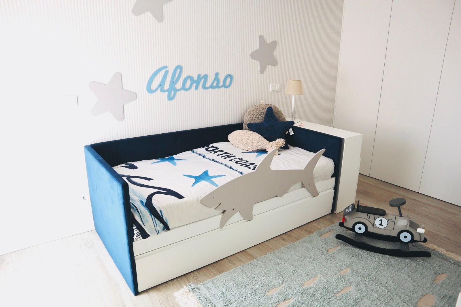 Habitación terminada en azul con estrellas aplicadas en la pared