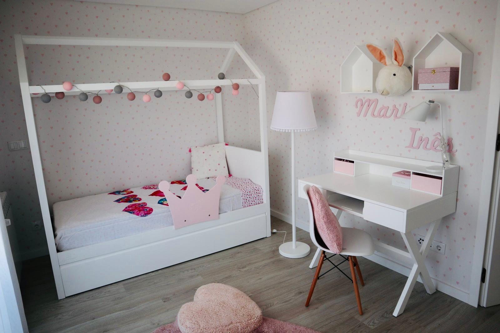 Cama casita con guirnalda de bolas de algodón y estanterías con forma de casita
