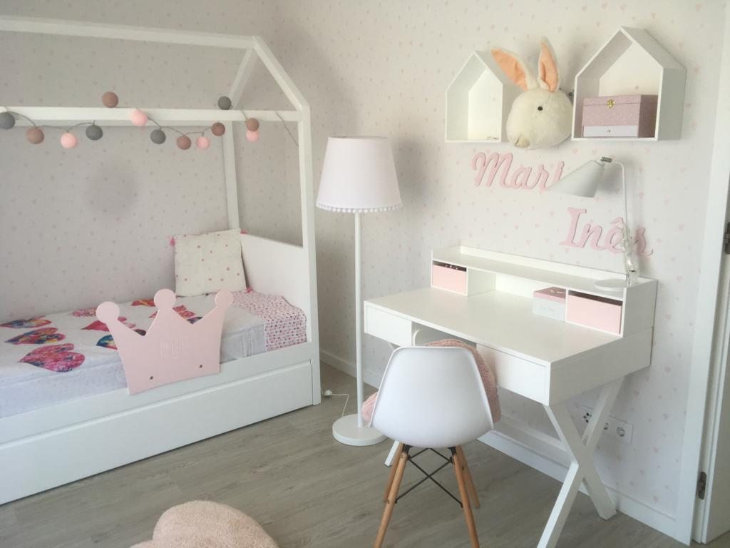 Escritorio blanco de patas en aspa con silla infantil