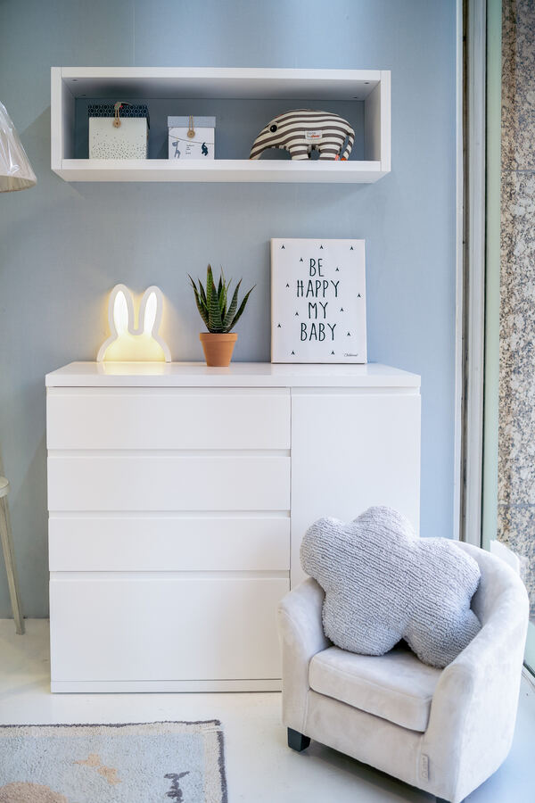 Rincón infantil en tonos azules con letrero decorativo