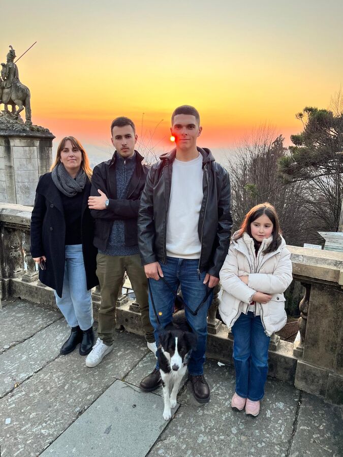 Mireia junto a sus hijos en un atardecer