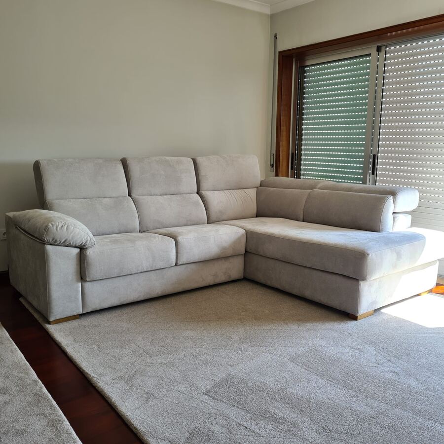 Sofá chaise longue en tono beige