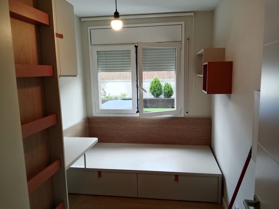 Habitación juvenil con cama nido bajo la ventana